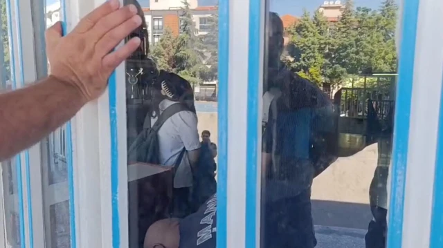 manisada okulda mahsur kalan 3 ogrenciyi itfaiye kurtardi jglUtRDx