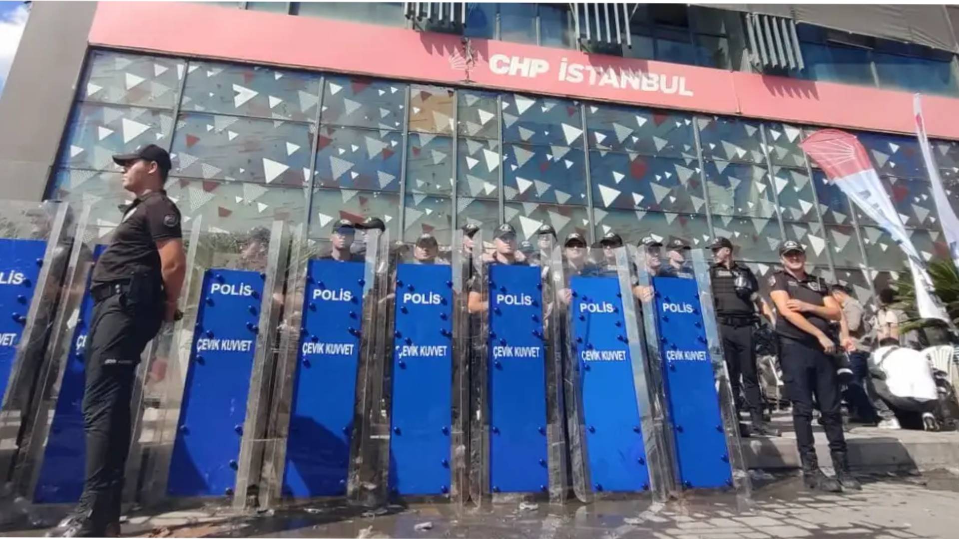 suat ozcagdas degil vali icisleri bakani ve cumhurbaskaninin da bir siyasi partinin mekanini kabul etmemesi soz konusu degil fNkFAN1Y