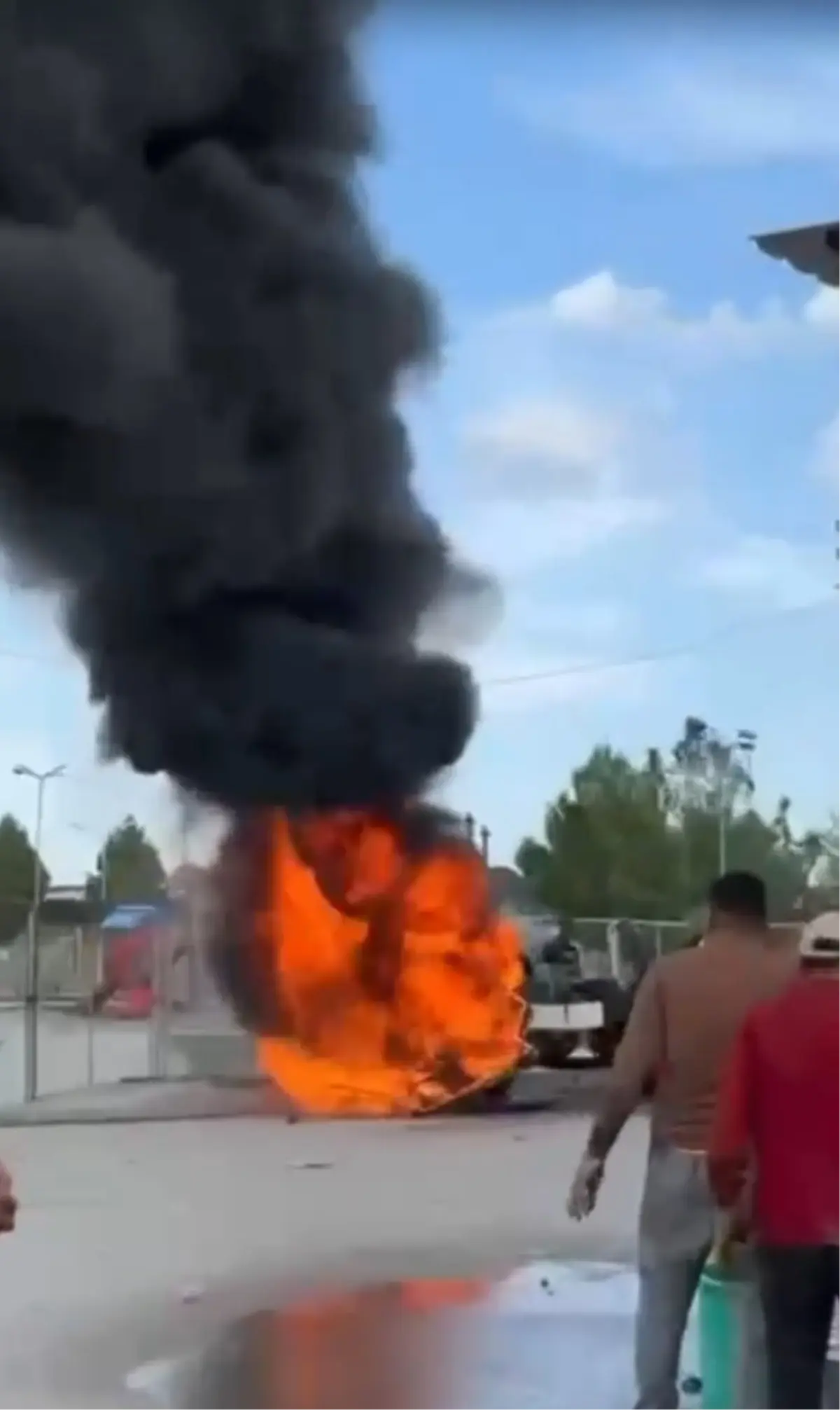 adanada park halindeki kamyon yandi X3AT5DnD.jpg