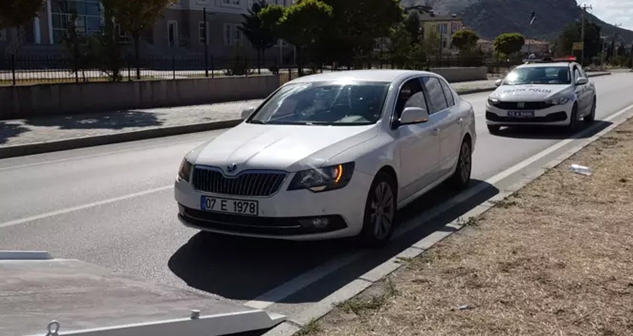 burdurda otomobilde fenalasip hayatini kaybetti 5ArOUAXg