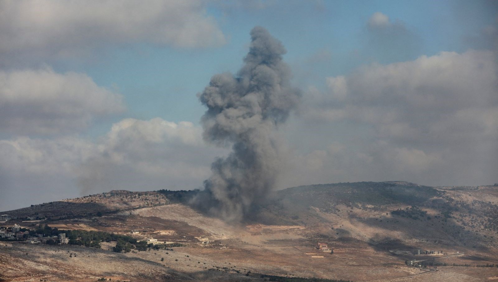 israilden lubnana hava saldirisi On4aaJs2