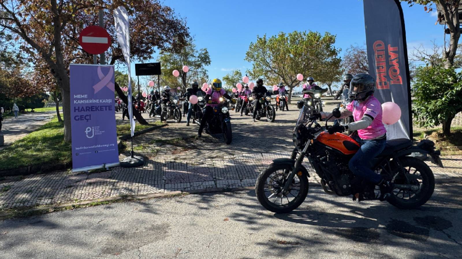 kadikoyde meme kanserinde farkindalik icin motosiklet ve bisiklet turu PC8AJ8Fy.jpg