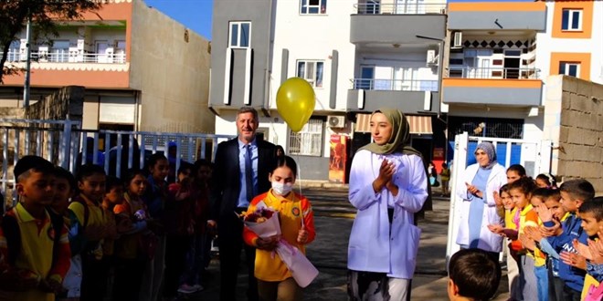 losemiyi yenip 3 yil sonra okuluna donen asmine duygusal karsilama IiveOdwr.jpg