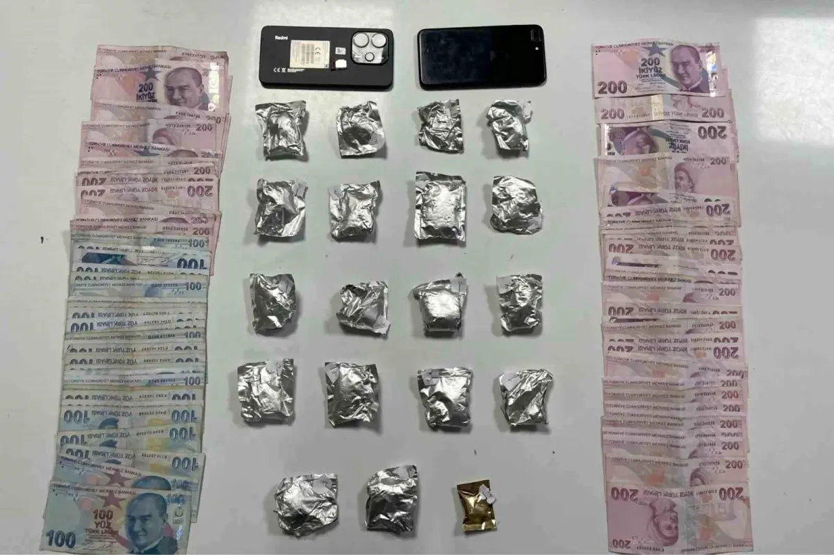 sislide polis uygulamasinda uyusturucu ve para ele gecirildi pIZ5XcJU.jpg