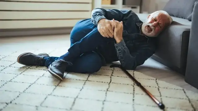 yasli bireylerin dusmesi ciddi yaralanmalara yol acabiliyor 7Pyu3vNe