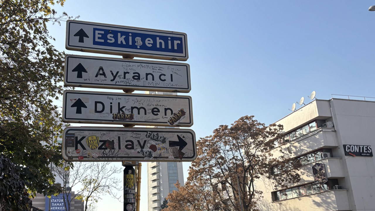 cankayada genclerin asilarak fotograf cektirdigi tabelaya koruma Ujphr7Ua.jpg