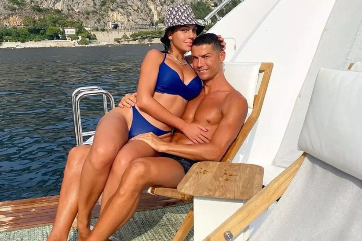 cristiano ronaldodan sevgilisine servet degerinde yuzuk RECMJWGt.jpg