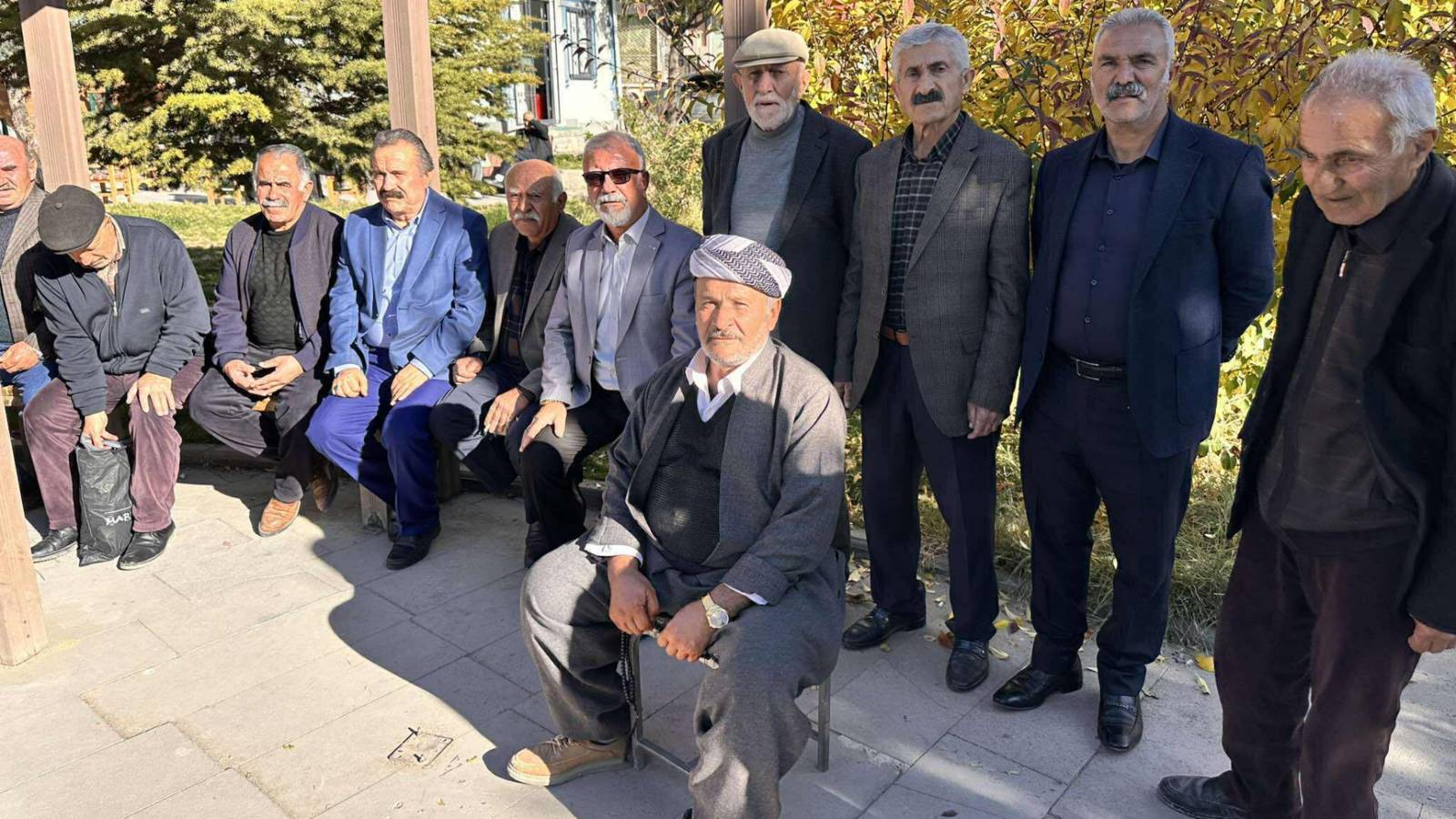 vanli emekliler olume terk ettiler mezarimizi kazip bizi gommeye bile tenezzul etmiyorlar iPVXPGhK.png